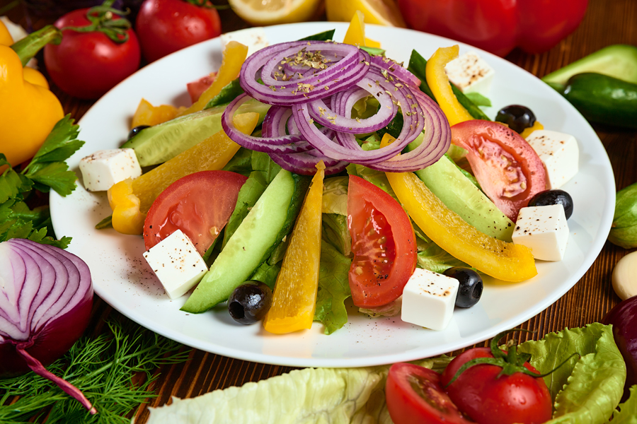 Греческий из овощей, микса салатов, сыра фета и маслин